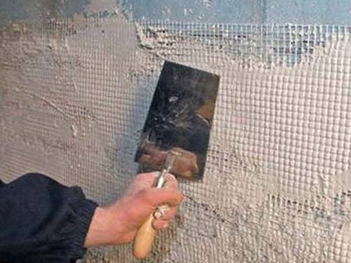 Как выровнять стены в квартире: сырой и сухой методы
