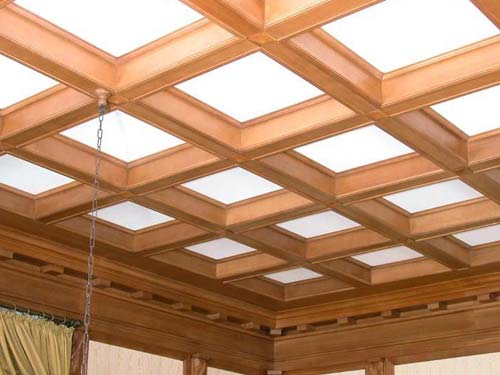Какими преимуществами обладают деревянные потолки