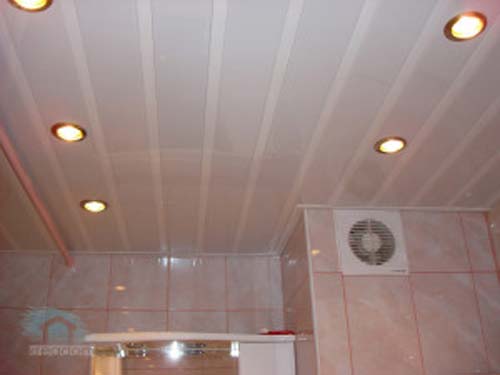 Подвесной потолок для ванной комнаты: какой выбрать?
