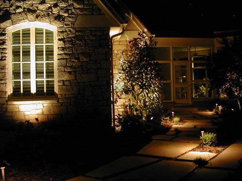 Садовые светильники на солнечных батареях  экономно и стильно
