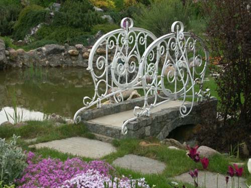 Садовый мостик в качестве элемента дизайна участка